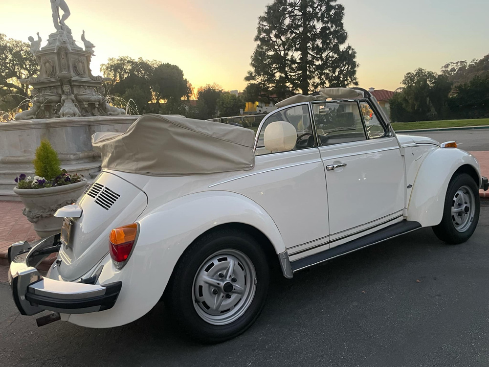 Super Beetle parked by a fountain