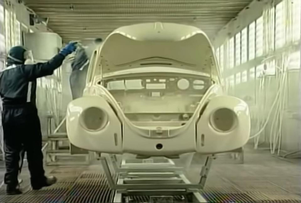 Spray 
      painting 1303 body shells at Wolfsburg