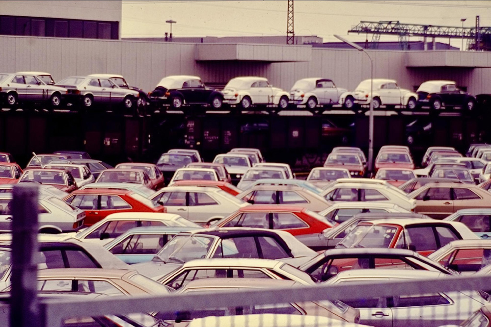 1303 Cabriolets and Sciroccos are loaded on the train from Osnabr&uuml;ck to Emden, where they will be shipped out to the world