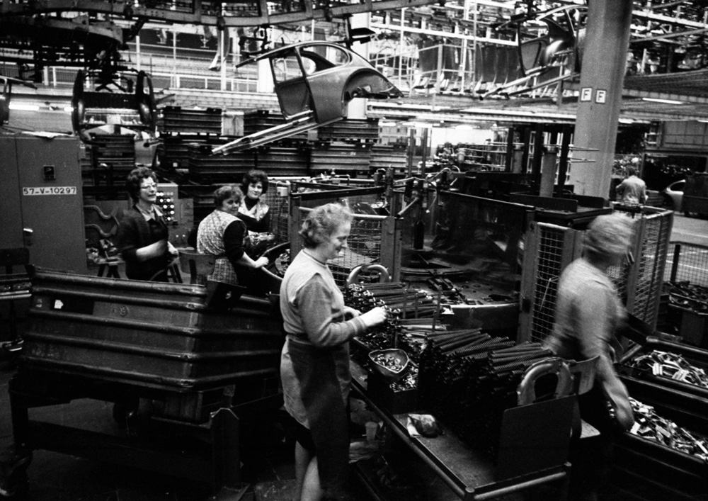 These Wolfsburg employees are assembling bonnet