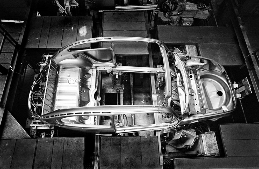 A 1303 bodyshell takes shape at Volkswagenwerk Wolfsburg in 1973.