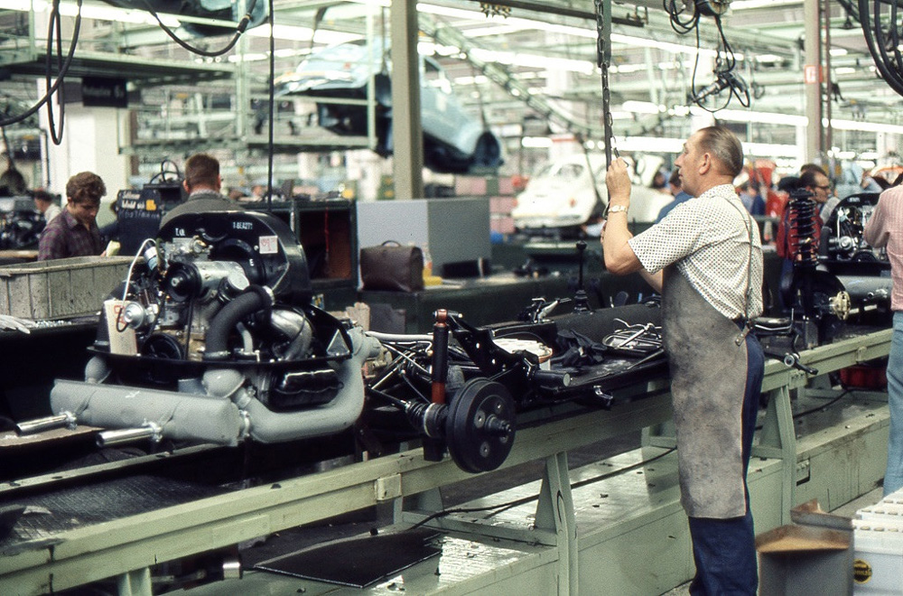 Super Beetle engine and transmission installation
