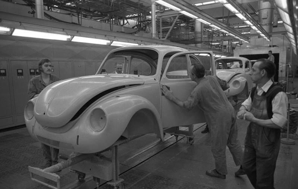 1303 Super Beetle body shells on the paint line