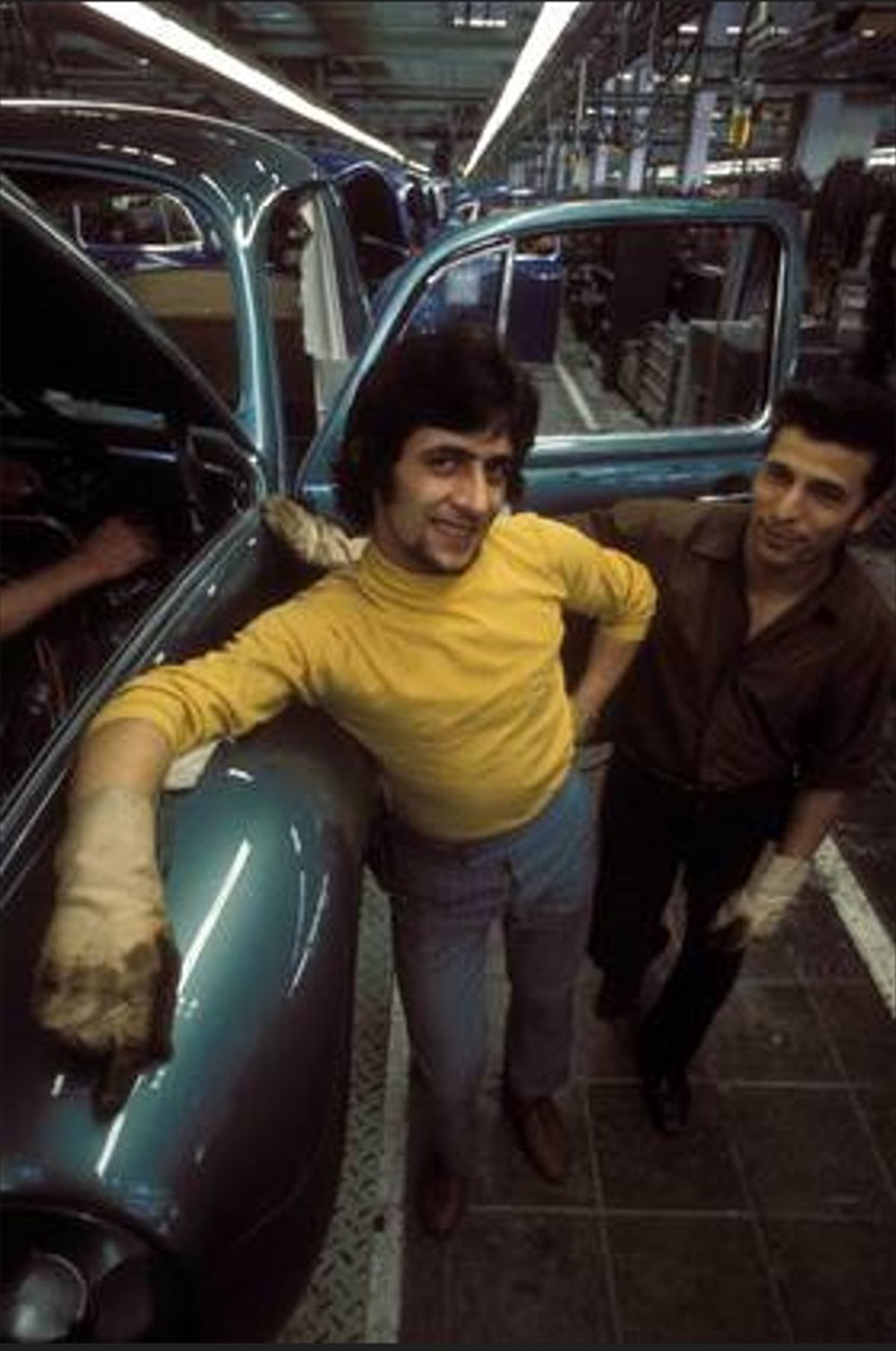 1972 1302 Super Beetle with employee on break
